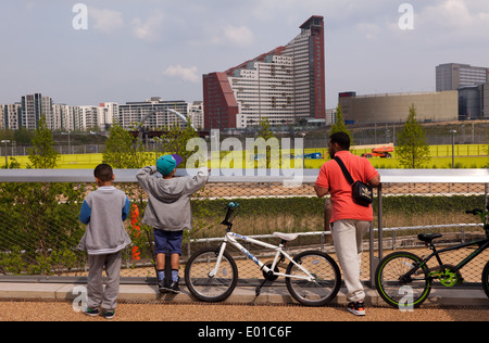 Eine Familie, genießen einen Tag draußen in der neu eröffneten Queen Elizabeth II Olympic Park, Stratford, Stockfoto