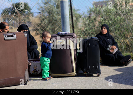 Gaza, Palästinensische Gebiete. 29. April 2014. Ein palästinensischer Jugendlicher steht neben seiner Familie Gepäck wie die Palästinenser wollen in Ägypten an den Grenzübergang Rafah zwischen Ägypten und dem südlichen Gazastreifen 29. April 2014 zu überqueren. Ägyptische Behörden wieder teilweise Grenzübergang Rafah für zwei Tage nach der palästinensischen Versöhnung zwischen Hamas und Fatah Parteien eröffnet. Ahmed Deeb/NurPhoto/ZUMAPRESS.com/Alamy © Live-Nachrichten Stockfoto