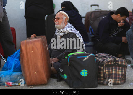 Gaza, Palästinensische Gebiete. 29. April 2014. Ein palästinensischer Mann sitzt auf seinem Gepäck, wie er hofft, in Ägypten an den Grenzübergang Rafah zwischen Ägypten und dem südlichen Gazastreifen 29. April 2014 zu überqueren. Ägyptische Behörden wieder teilweise Grenzübergang Rafah für zwei Tage nach der palästinensischen Versöhnung zwischen Hamas und Fatah Parteien eröffnet. Ahmed Deeb/NurPhoto/ZUMAPRESS.com/Alamy © Live-Nachrichten Stockfoto