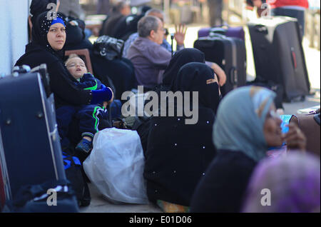 Gaza, Palästinensische Gebiete. 29. April 2014. Eine palästinensische Frau trägt ihr Baby wie sie hofft, dass in Ägypten an den Grenzübergang Rafah zwischen Ägypten und dem südlichen Gazastreifen 29. April 2014 zu überqueren. Ägyptische Behörden wieder teilweise Grenzübergang Rafah für zwei Tage nach der palästinensischen Versöhnung zwischen Hamas und Fatah Parteien eröffnet. Ahmed Deeb/NurPhoto/ZUMAPRESS.com/Alamy © Live-Nachrichten Stockfoto