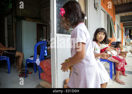 Süd-Jakarta, Jakarta, Indonesien. 28. April 2014. Moment des Lebens im Dorf. Gouverneur von Jakarta, Joko Widodo beendet auf laufendes Programm, die Elendsviertel in Jakarta zu mehr '' Mensch '' fühlen zu renovieren. Eines der Elendsviertel in Petogogan-Süd-Jakarta jetzt ist moderner geworden. Die Stadt Verwaltung zielt darauf ab, mehr Kampung bauen deret an 74 Standorten quer durch die Hauptstadt, die 15 davon sich in Süd-Jakarta, allein in diesem Jahr befinden. Nächstes Jahr wird sich die Zahl vervierfachen. Im Jahr 2013, verbrachte die Stadtverwaltung Rp 31 Milliarden (US$ 2,74 Millionen), 602 Häuser im Slum-Viertel in J wieder aufzubauen Stockfoto