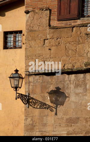 Lampe und Schatten auf exponierten Mauer, Ponte Vecchio, Florenz Stockfoto