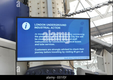 Waterloo, London, UK. 29. April 2014. Informationstafel an der Waterloo Station während der u-Bahn-Streik. Bildnachweis: Matthew Chattle/Alamy Live-Nachrichten Stockfoto