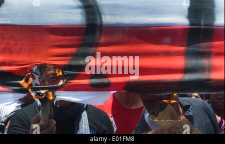 Manila, Philippinen. 29. April 2014. MANILA, Philippinen - Demonstranten Satz ein mock US-Flagge am Feuer mit den Wörtern Credit: George Calvelo/NurPhoto/ZUMAPRESS.com/Alamy Live News Stockfoto