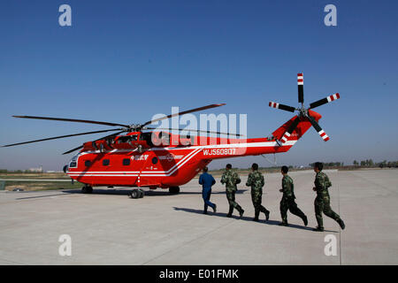 Daqing, China Provinz Heilongjiang. 29. April 2014. Mitglieder der bewaffneten Polizei Wald-Teilnehmer in einem Wald Brandschutzübung in der großen Hailar, Nordost-China Provinz Heilongjiang, 29. April 2014. Bildnachweis: Han Xinghua/Xinhua/Alamy Live-Nachrichten Stockfoto