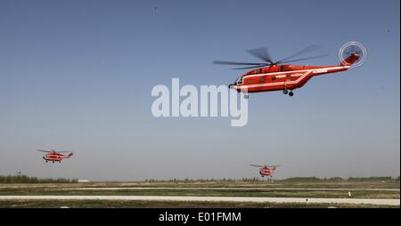 Daqing, China Provinz Heilongjiang. 29. April 2014. Mitglieder der bewaffneten Polizei Wald-Teilnehmer in einem Wald Brandschutzübung in der großen Hailar, Nordost-China Provinz Heilongjiang, 29. April 2014. Bildnachweis: Han Xinghua/Xinhua/Alamy Live-Nachrichten Stockfoto