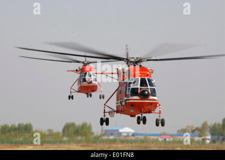 Daqing, China Provinz Heilongjiang. 29. April 2014. Mitglieder der bewaffneten Polizei Wald-Teilnehmer in einem Wald Brandschutzübung in der großen Hailar, Nordost-China Provinz Heilongjiang, 29. April 2014. Bildnachweis: Han Xinghua/Xinhua/Alamy Live-Nachrichten Stockfoto