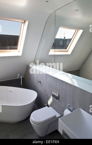 Spiegel über Badewanne im modernen Badezimmer, Fulham Town House, London Stockfoto