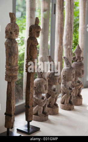 Hölzerne Bildnisse auf Fenster Fensterbank, Kayu Aga Haus, Indonesien. Stockfoto