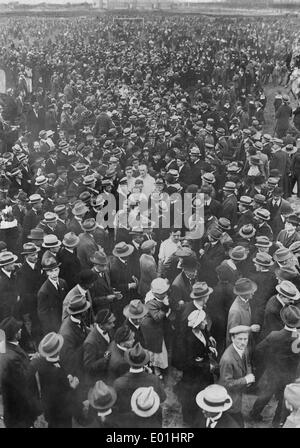 Zuschauer auf dem Rasen nach einem Fußballspiel, 1920 Stockfoto