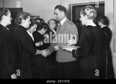 Rudolf Hess verleiht Medaillen Mitglieder der Liga der nationalsozialistischen Frau, 1940 Stockfoto