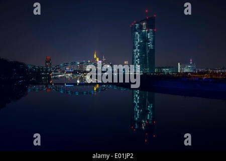 Skyline bei Nacht mit Main Plaza Turm im Vordergrund links, Deutschherrnbrücke Brücke in der Mitte und der Neubau des Stockfoto