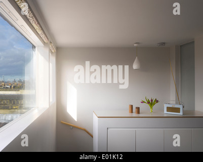 Gast-Schlafzimmer-Suite im Dachausbau mit Blick auf die Scherbe von East Dulwich, London, UK. Stockfoto