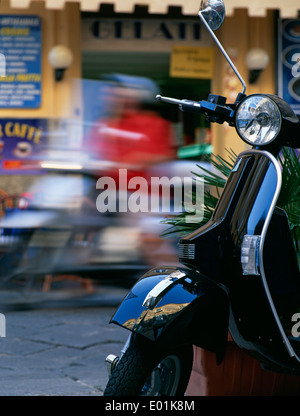Vespa Roller außerhalb einer Gelateria (Eisdiele) Tropea Calabria Italien Stockfoto