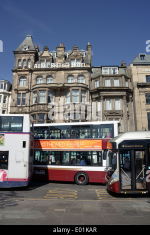 Busse vor dem Royal British Hotel Edinburgh Princes Street. Stockfoto