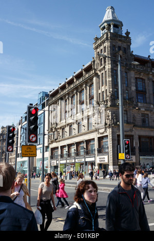 Shopping-Fans und Touristen außerhalb auf Princes Street, Edinburgh. Topman und Topshop store in den Hintergrund. Stockfoto