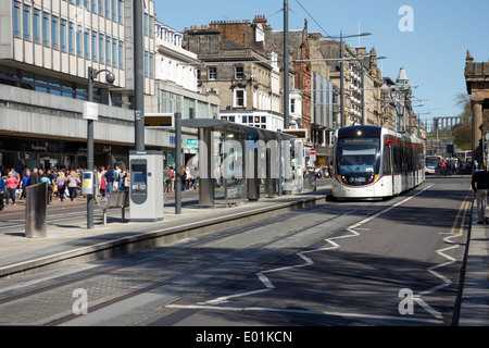 Prinz Straßenszene mit herannahenden Straßenbahn während des Tests auf einem hellen beschäftigt Sonntagnachmittag. Straßenbahn-Haltestelle in den Vordergrund. Stockfoto