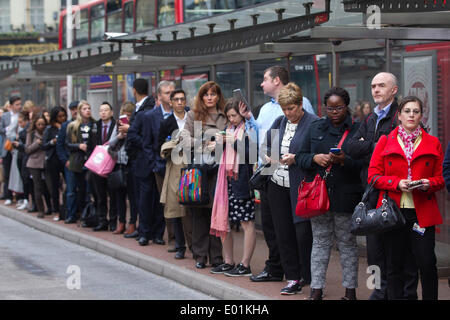 Londoner U-Bahn Streik Victoria Station, London, UK 29. April 2014.  Bild zeigt Pendler Schlange auf der Straße an der Victoria Station in der morgendlichen Rushhour versucht zu erhalten, über Busse während der London Tube Strike zu arbeiten. Stockfoto