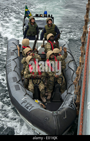 Angolanische Marines bereiten die belgischen Befehl und logistische Unterstützung Schiff BNS Godetia während eines menschlichen Menschenhandel Trainings im Rahmen der Obangame Express Teil des gemeinsamen Trainings mit US Navy SEAL Teammitglieder 20. April 2014 in den Golf von Guinea an Bord. Stockfoto