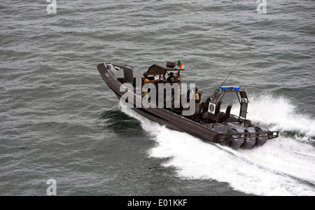 US Navy SEAL Team-Mitglieder mit Naval Special Warfare Group 10 und nigerianischen Segler mit Special Boat Service betreiben kamerunische Soldaten mit dem raschen Intervention Bataillon und niederländischen Marines mit dem maritimen Special Operations Forces in einem Festrumpf Schlauchboot während Obangame Express Übung 20. April 2014 in den Golf von Guinea. Stockfoto