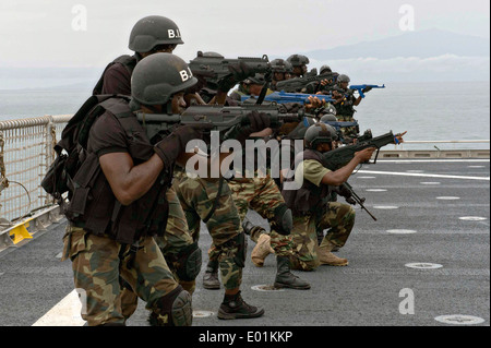 Nigerianische Segler mit den Special Boat Service und kamerunischen Soldaten mit dem raschen Intervention Bataillon sichern das Flugdeck während einer simulierten Internat Szenario auf die gemeinsame high-Speed-Schiff USNS Speerspitze während Obangame Express gemeinsame Trainings mit US Navy SEAL Teammitglieder 20. April 2014 in den Golf von Guinea. Stockfoto