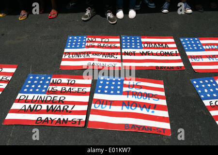 Manila, Philippinen. 29. April 2014. Handgemachte amerikanische Flaggen von Demonstranten verwendet, um ihre Gefühle zu lüften. Hunderte von militanten Demonstranten versuchten Marsch von der Liwasang Bonifacio nach der US-Botschaft in Roxas Boulevard nur durch Wasser Kanons in Kalaw Avenue, etwa 500 Meter von den Toren der Botschaft gestoppt werden. Die Demonstranten sind die jüngsten Staatsbesuch von US-Präsident Obama und die Wi, wodurch mehr US Streitkräfte auf den Philippinen angeprangert. Bildnachweis: J Gerard Seguia/Pacific Press/Alamy Live-Nachrichten Stockfoto