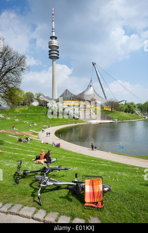Menschen im Freien bei Frühlingswetter im Olympiapark in München Bayern Deutschland Stockfoto