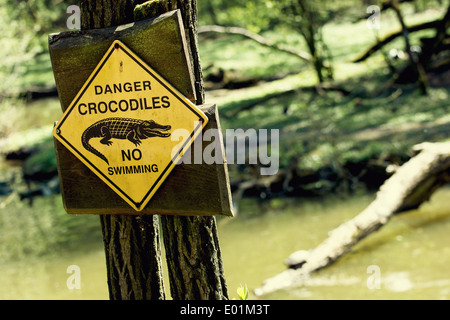 Gefahr Krokodile, kein Schwimmen - Vorsicht in der Natur. Stockfoto