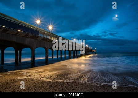 Twilight-Landschaft der Pier ins Meer bei Mondschein streckte Stockfoto