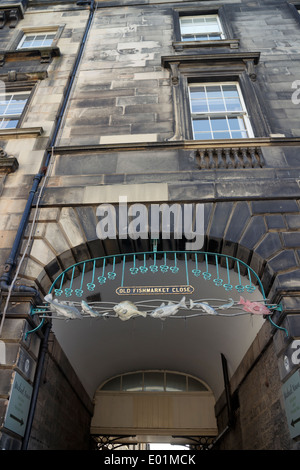 Außenseite des Gebäudes am Eingang der alten Fischmarkt in der Nähe, die Royal Mile, Edinburgh. Stockfoto