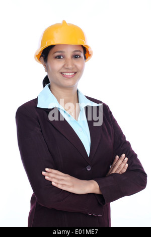 Überzeugt junge Architektin stehend Arme gekreuzt Stockfoto
