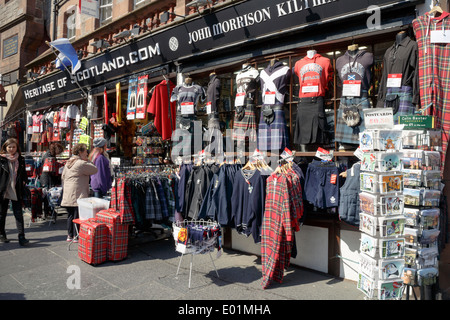 Tourist-Shopper an der Vorderseite des Erbes Schottland Souvenir Shop auf der Royal Mile, Edinburgh. Stockfoto