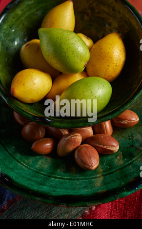 Frischen Argan Nüssen (Argania Spinosa), geschält und ungeschält Stockfoto