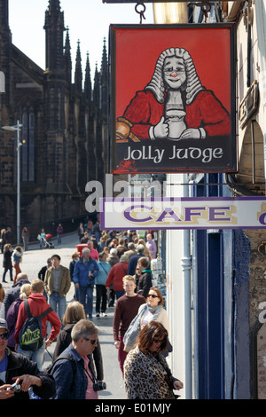 Jolly Richter Pub Schild und Touristen auf der Royal Mile, Edinburgh. Stockfoto