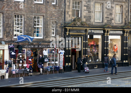 Souvenir und touristischen Geschäften auf der Royal Mile, Edinburgh. Stockfoto