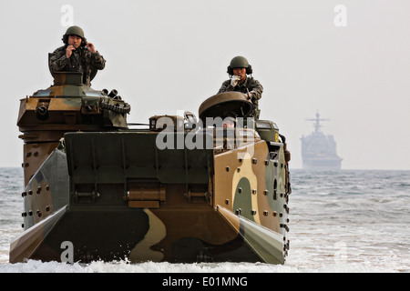 Republik von Korea Marines befahren einen amphibischen Angriff Fahrzeug Dogge Strand während des Trainings Ssang Yong 3. April 2014 in Pohang, Südkorea. Stockfoto