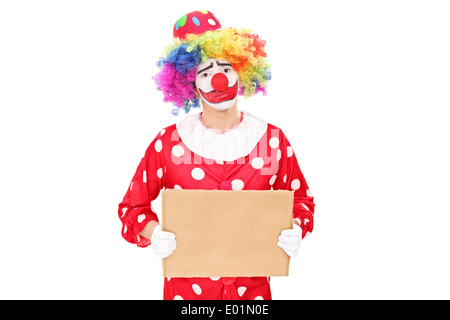 Traurige männliche Clown mit einem leeren Karton Schild Stockfoto