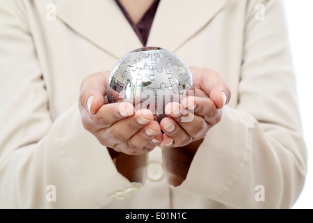 Business Frau Hand hält Jigsaw Puzzle Globus Stockfoto