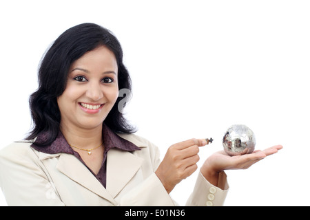 Junge indische Geschäftsfrau hält Puzzle Globus gegen weiß Stockfoto