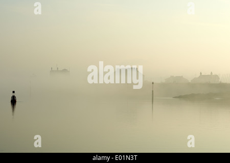 Küste Nebel rund um das Dorf von Felixstowe Fähre an den Ufern des Flusses Deben, Suffolk, UK. Stockfoto