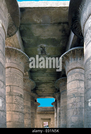 Ramesseum: die Beerdigung Tempel des Pharao Ramses II. der große (1303-1213 v. Chr. XIX dyn.). Die Decke der Säulenhalle. Stockfoto