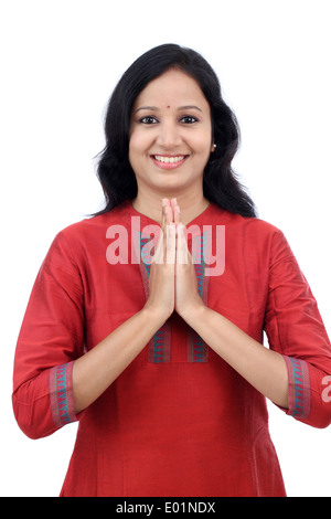 Lächelnde junge Frau Gruß "Namasthe" auf weißen Hintergrund Stockfoto