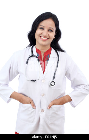 Glückliche junge Ärztin vor weißem Hintergrund Stockfoto