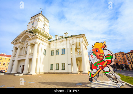 Volat, das offizielle Maskottchen der IIHF-Weltmeisterschaft 2014 in Minsk, Belarus, im Hintergrund das Rathaus. Stockfoto