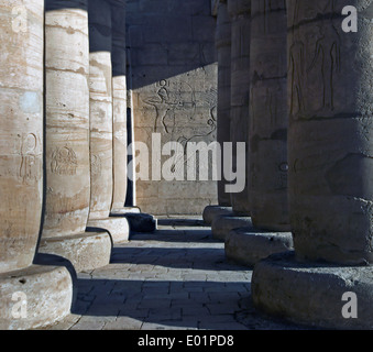 Ramesseum: die Beerdigung Tempel des Pharao Ramses II. der große (1303-1213 v. Chr. XIX dyn.). Die Säulenhalle Stockfoto