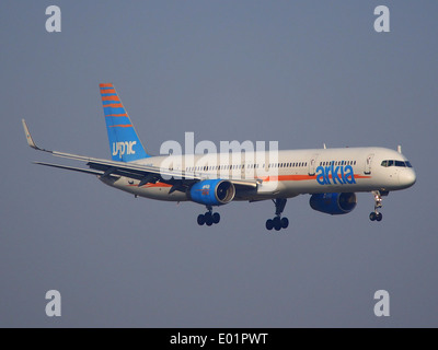 4 X-BAW Arkia - Israeli Airlines Boeing 757-3E7(WL) Landung auf dem Flughafen Schiphol (AMS - EHAM), den Niederlanden, pic1 Stockfoto