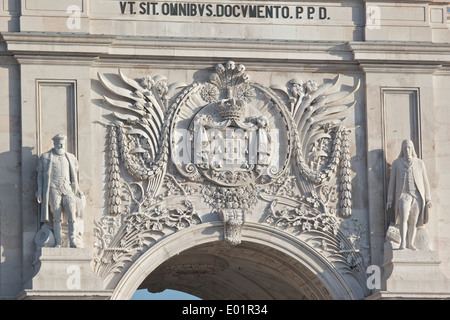 Portugiesische Wappen geschnitzt auf dem Triumphbogen zwischen Rua Augusta und Praça do Comercio Lissabon Portugal Westeuropa Stockfoto