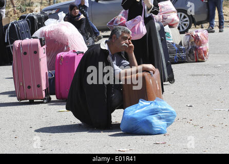 Gaza, Palästinensische Gebiete. 29. April 2014. Ein palästinensischer Mann wartet in Ägypten am Grenzübergang Rafah zwischen Ägypten und Gaza-Streifen in der Stadt Rafah, südlichen Gazastreifen am 29. April 2014 zu überqueren. Ägyptische Behörden haben teilweise wieder für zwei Tage den Grenzübergang Rafah geöffnet. Sameh Rahmi/NurPhoto/ZUMAPRESS.com/Alamy © Live-Nachrichten Stockfoto