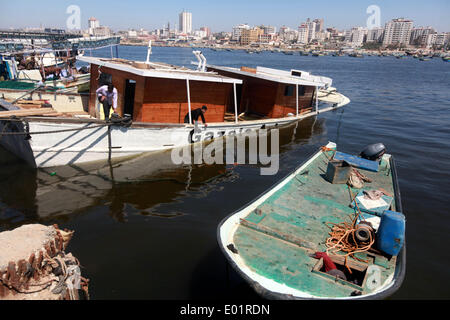 Gaza, Palästinensische Gebiete. 29. April 2014. Palästinensische Fischer verlieren ihr Boot nach einer Explosion in den Hafen von Gaza-Stadt, 29. April 2014, und war die Ursache der Explosion ist nicht klar. Lokale Medien, dass er möglicherweise der israelischen Armee hinter dem Vorfall berichtet. Majdi Fathi/NurPhoto/ZUMAPRESS.com/Alamy © Live-Nachrichten Stockfoto