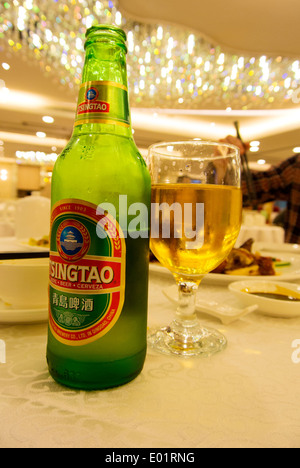 Tsingtao chinesischen kaltes Bierflasche und Glas Stockfoto